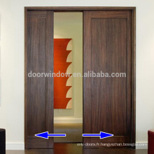 porte intérieure en bois de luxe dissimulant une porte coulissante à glissière avec rail invisible